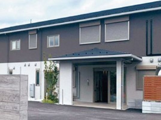 落ち着いた外観の建物