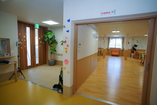 木目調の広々共有スペース