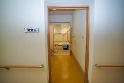 清潔感ある廊下と洗面台