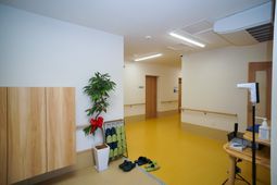 明るい廊下の風景