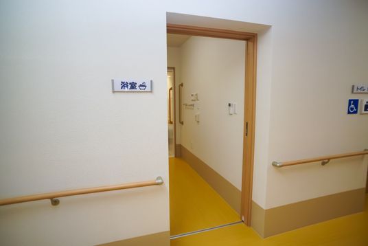 廊下と看護室入口