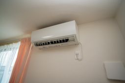 壁に設置されたエアコン