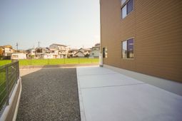 明るい空と建物の外観