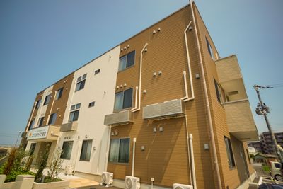 モダンな外観の建物