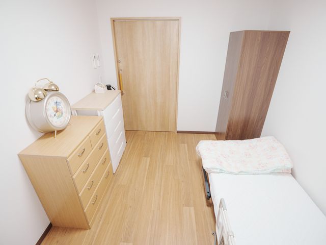快適な個室の居室 居室 落ち着いた色合いの家具が配置され、ゆったりとした時間を過ごせる個室です。細部にまで心配りが感じられる空間作りが行われております。