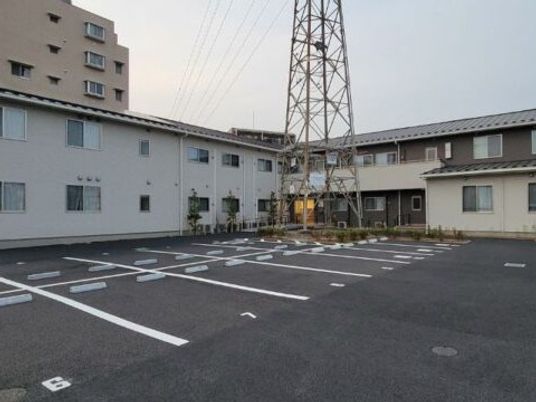 駐車場が見える外観  
