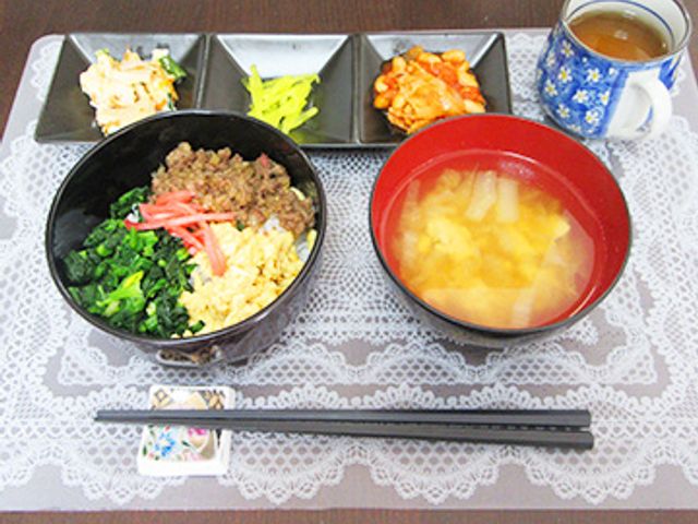栄養のある料理の盛り合わせ 料理 彩り豊かな食事が楽しめます。栄養バランスに配慮されたメニューです。