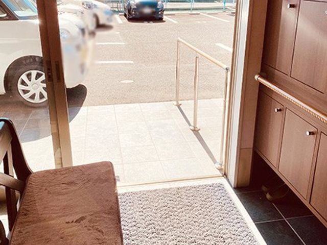 ガラスの扉付きエントランス エントランス ガラス扉で自然光がたっぷり入るエントランス。車椅子も通りやすい設計です。