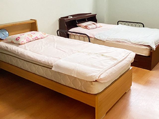 温かな居室 居室 ゆったりとしたベッドが二つあり、気持ちよい睡眠が得られます。リラックスできる空間です。