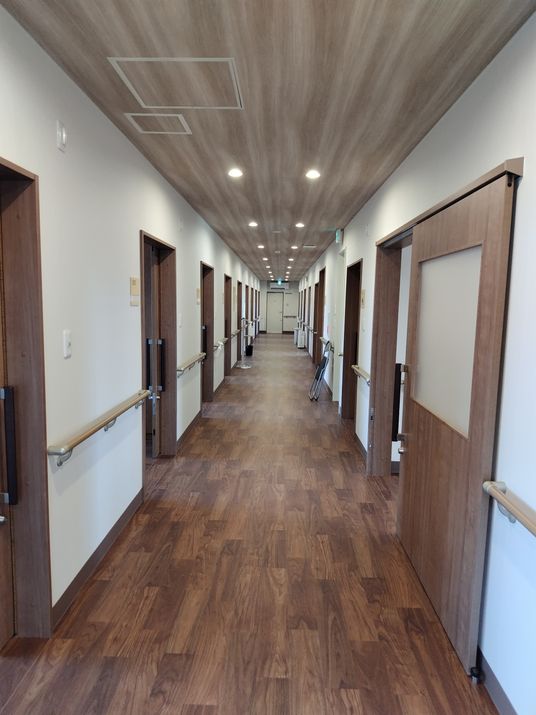 清潔感溢れる施設の廊下