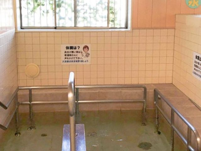利用者向けの浴室 浴室 広々とした浴場で、安心してくつろげる空間が整っています。明るい自然光が差し込みます。