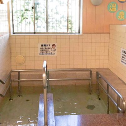 温かな湯気の施設浴室
