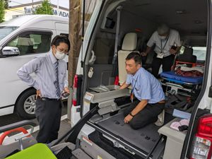 送迎車で対応する職員  