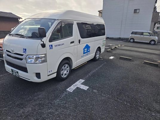 送迎用の車がある駐車場  