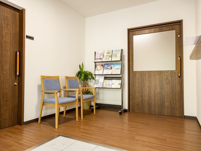 ゆったりとした待合室 ロビー ゆとりあるスペースの待合室には、木目調の家具が配置され心地よい落ち着きを提供しています。