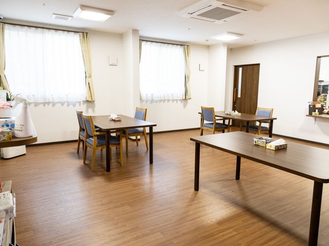 落ち着いた雰囲気の食堂 ダイニングルーム ゆったりとしたダイニングルームで、美味しい食事と会話をお楽しみください。窓からは自然光が差し込みます。