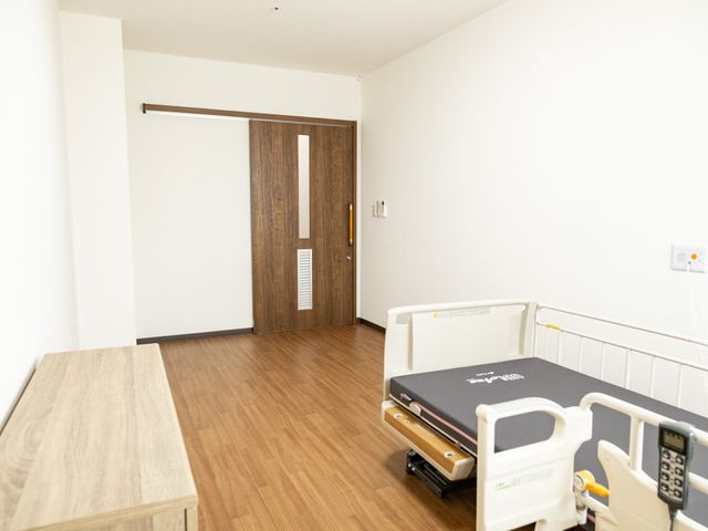 居室の明るい様子 居室 広々とした清潔感溢れる居室です。快適な生活をサポートする設備が整っております。