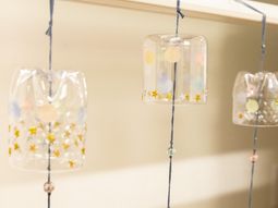 風鈴が飾られた廊下