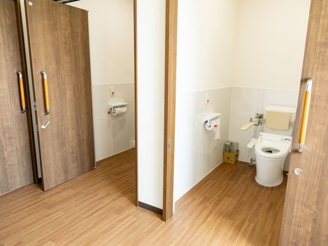清潔感のあるトイレスペース トイレ ゆとりのあるバリアフリー設計のトイレです。手摺りが設置されており、安全にご利用いただけます。
