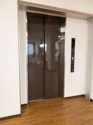 閉じたエレベーターの扉