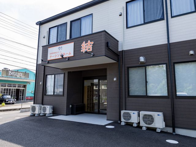 清潔感ある外観 エントランス 入口にはスロープが備えられ、段差の心配なくお越しいただける設計です。周囲は静かで居心地が良さそうな環境です。