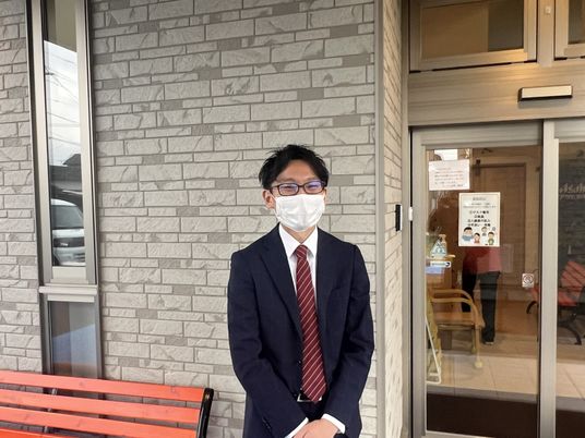 スーツ姿の優しげなスタッフ