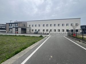 広々とした施設の外観