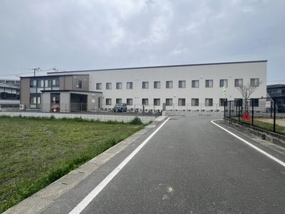 広々とした施設の外観
