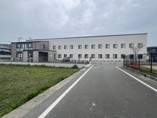 広々とした施設の外観