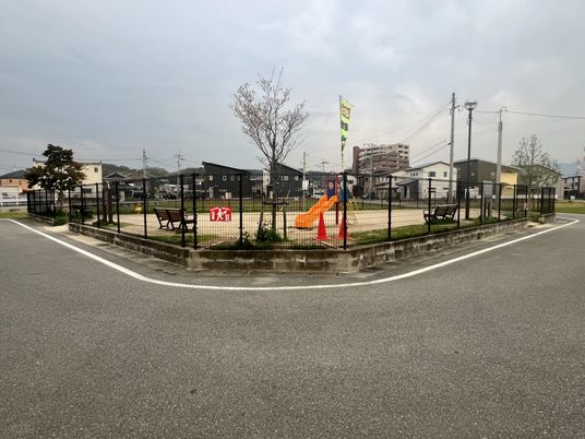 屋外の遊び場の様子