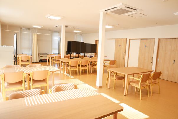 開放感ある食堂の仕事場