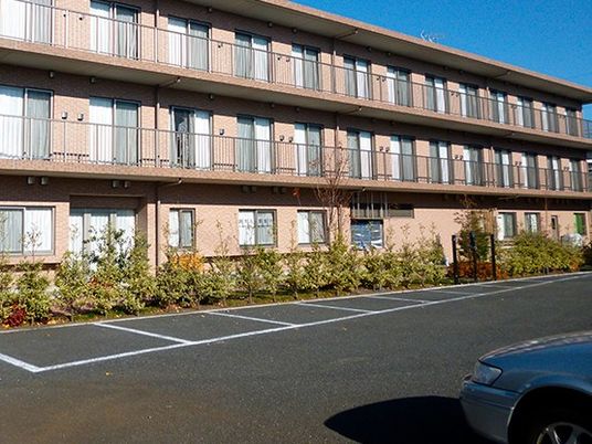 3階建ての建物外観  