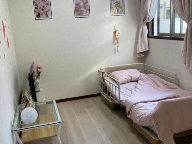 暖かみのある居室風景 居室 窓際の明るい居室には、心地よいインテリアが配置され、日々の快適な生活を支援する環境が整っています。