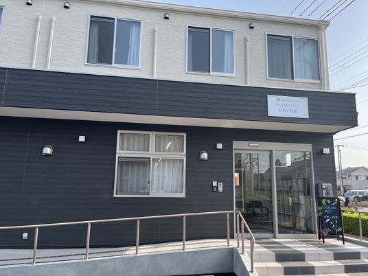 モダンな建物のエントランス