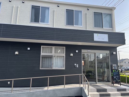 モダンな建物のエントランス