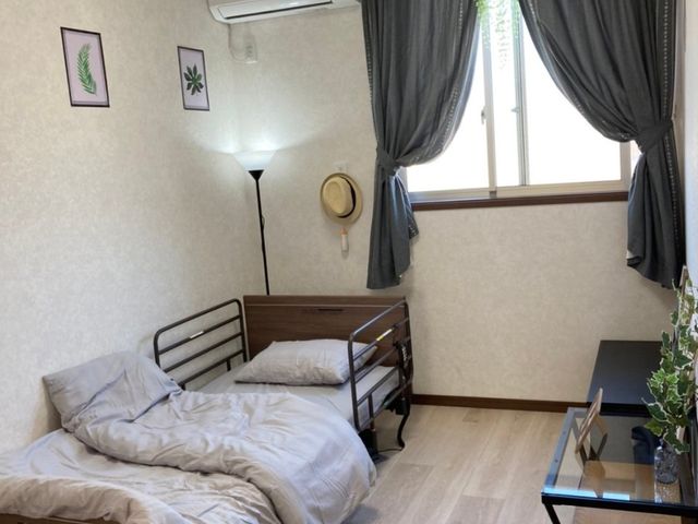 快適な居室の様子 居室 温もりを感じる居室で、個々のリラックスタイムを大切にしています。明るく清潔感のある部屋は、日々の快適な生活につながります。