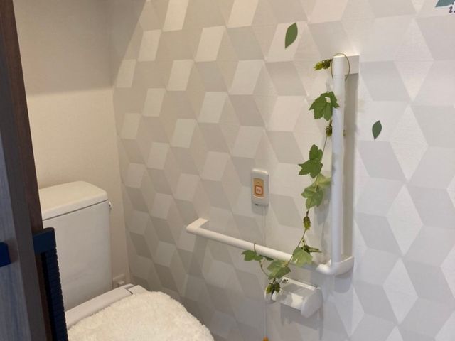 手すり付きトイレ空間 トイレ 安全に配慮されたトイレスペースです。手すりが設置され、バリアフリーな利用が可能です。