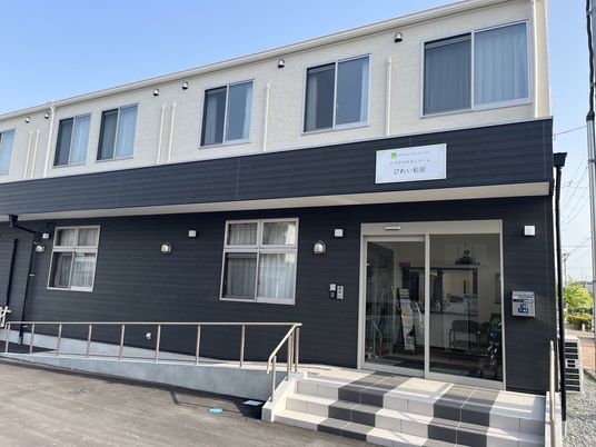 モダンな建物のエントランス