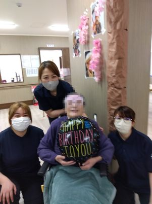 お祝いの様子の廊下