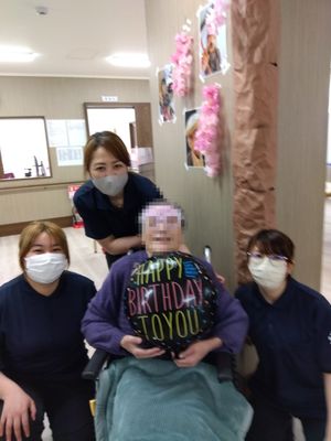 お祝いの様子の廊下