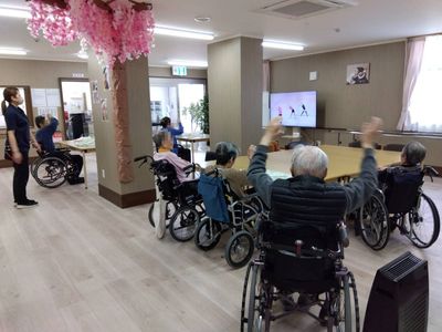 車椅子で運動する高齢者たち