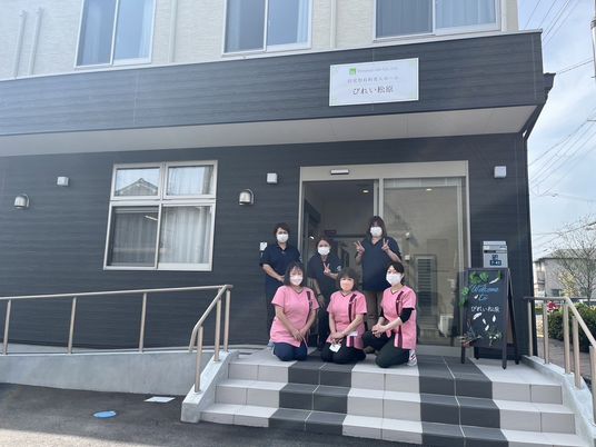 スタッフと建物のエントランス