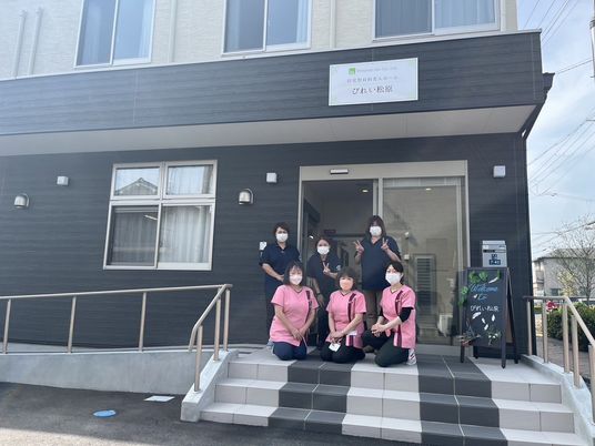 スタッフと建物のエントランス