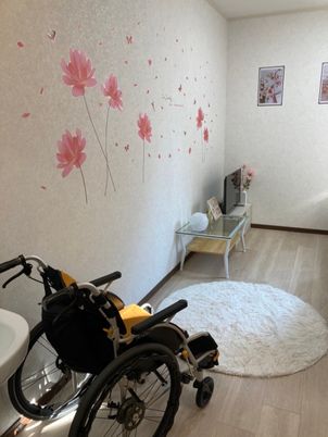 花柄壁の居室内