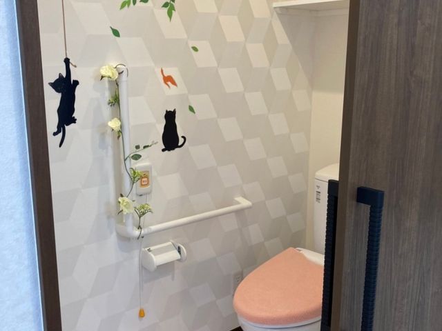 トイレの明るい装飾 トイレ 壁には動物のイラストが施された、心安らぐトイレ空間です。清潔感あふれる環境で、快適な日々を支援します。