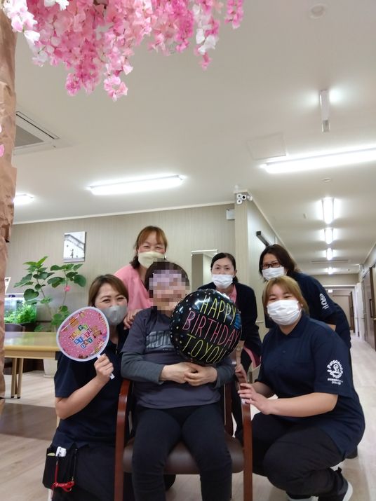 スタッフのお祝い様子