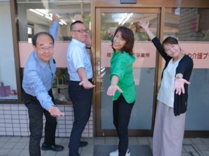笑顔のスタッフ玄関前  