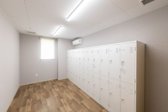 整理されたスタッフ用ロッカー