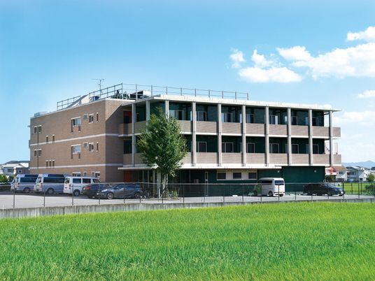 広々とした外観の建物