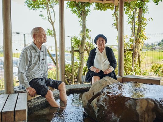 屋外足湯を楽しむ二人